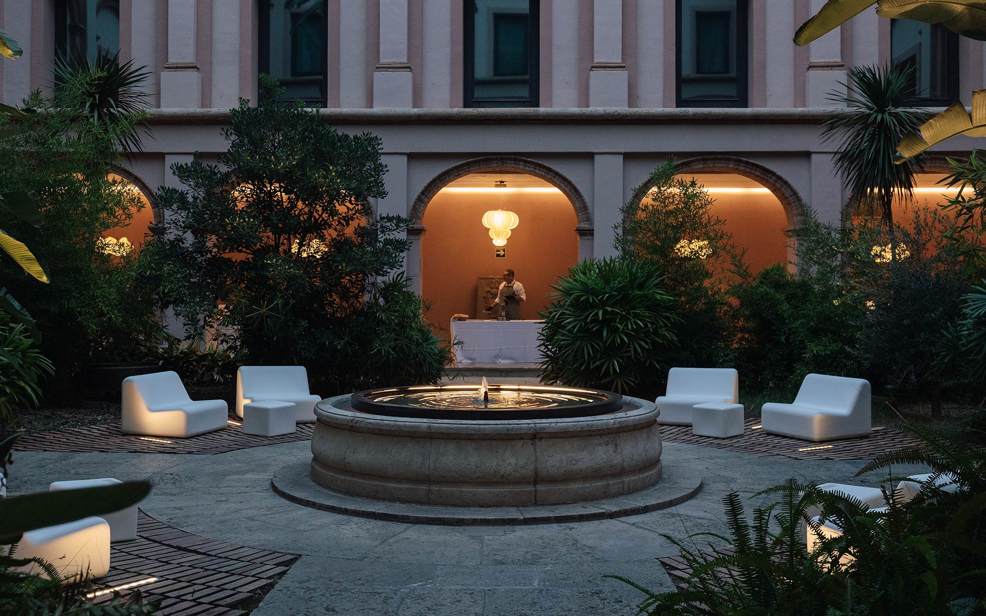 Patio del Museo de Bellas Artes de València al anochecer durante Noche en el Jardín del Museo 2026