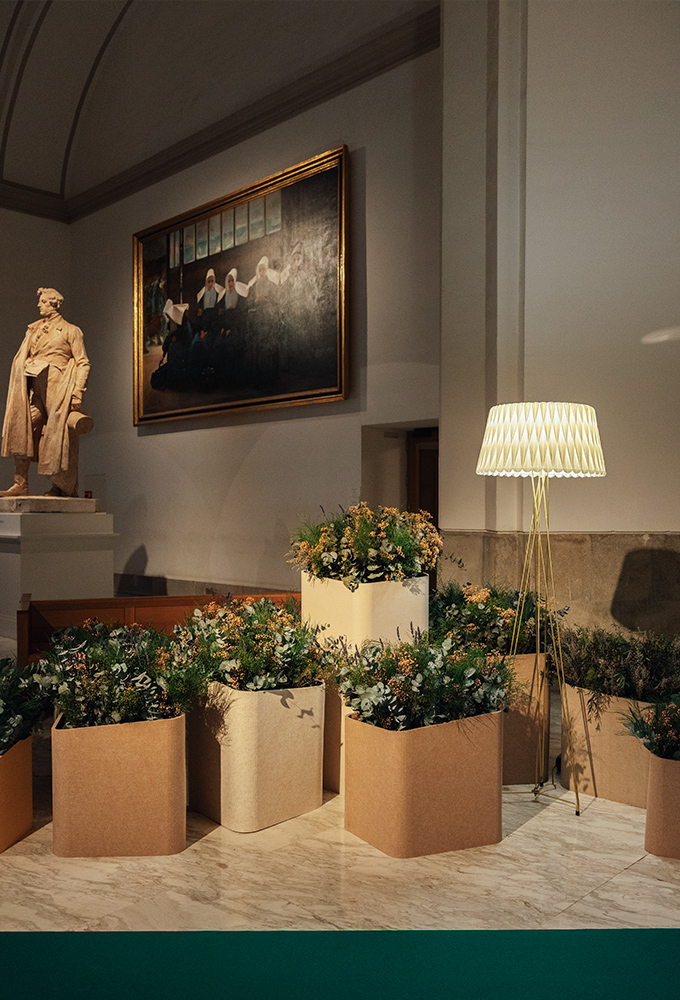 Composiciones vegetales y una luminaria entre las obras del museo
