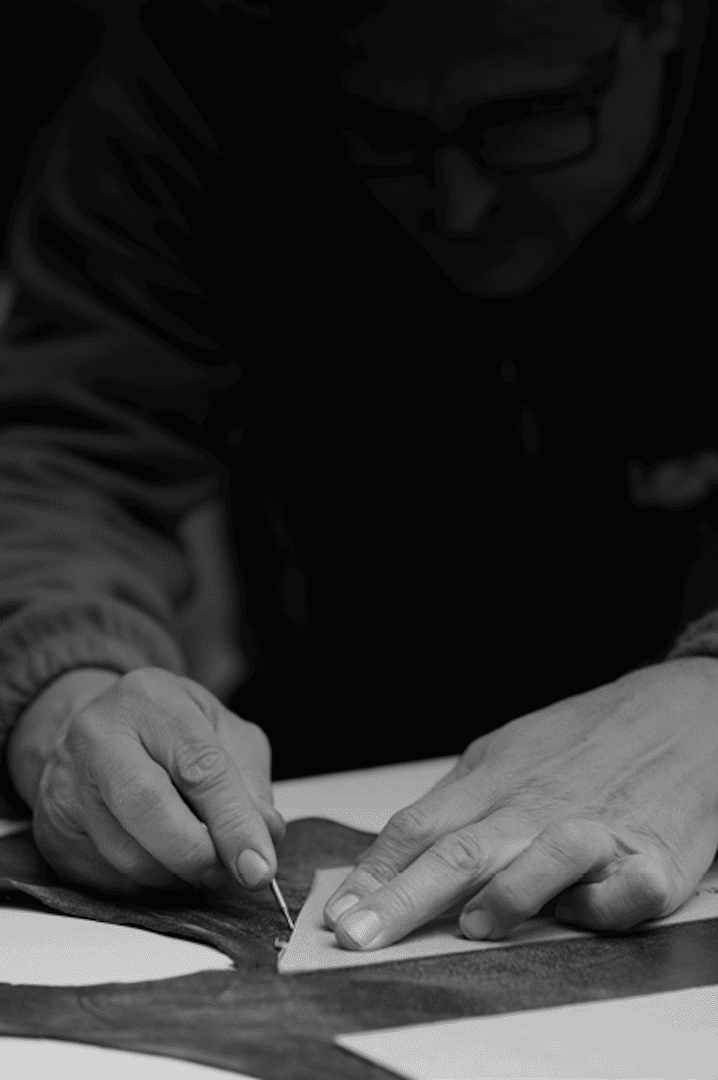 Manos de un artesano de Blasco&Vila trabajando en el taller de tapicería
