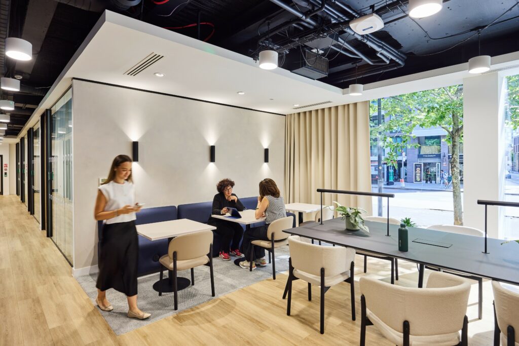 Espacio compartido de trabajo con mobiliario Blasco&Vila en Computacenter, Londres