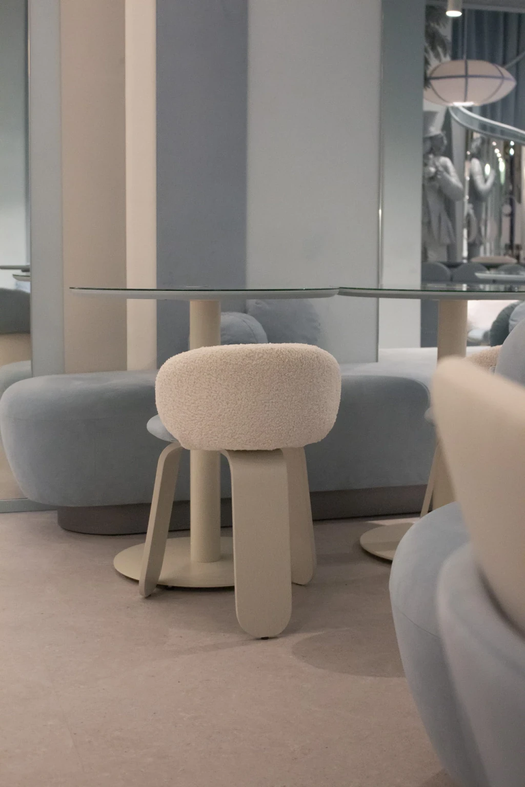 Detalle de una silla de formas curvas en Alice Brunch & Coffee