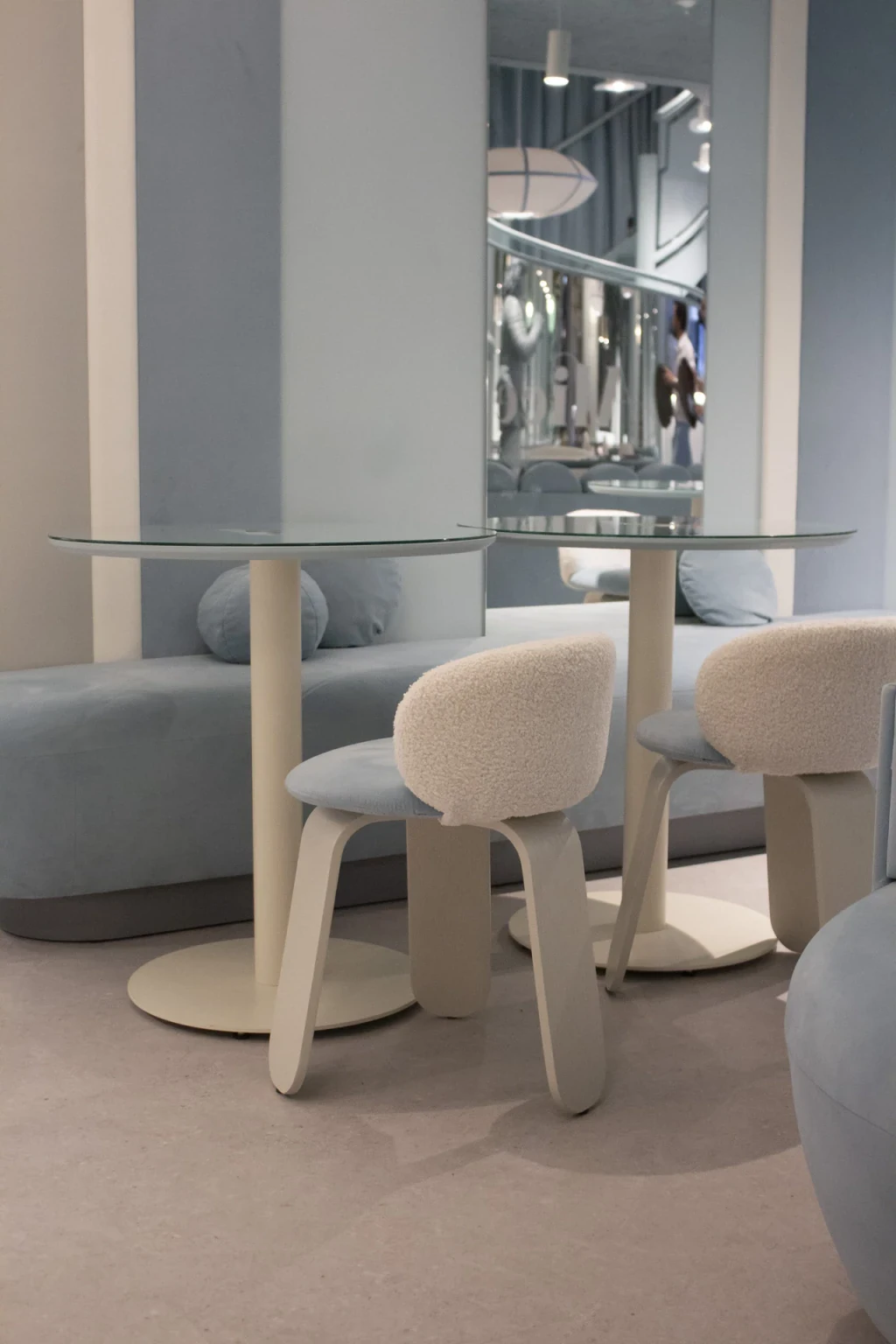 Sillas de madera tapizadas junto a las mesas de Alice Brunch & Coffee