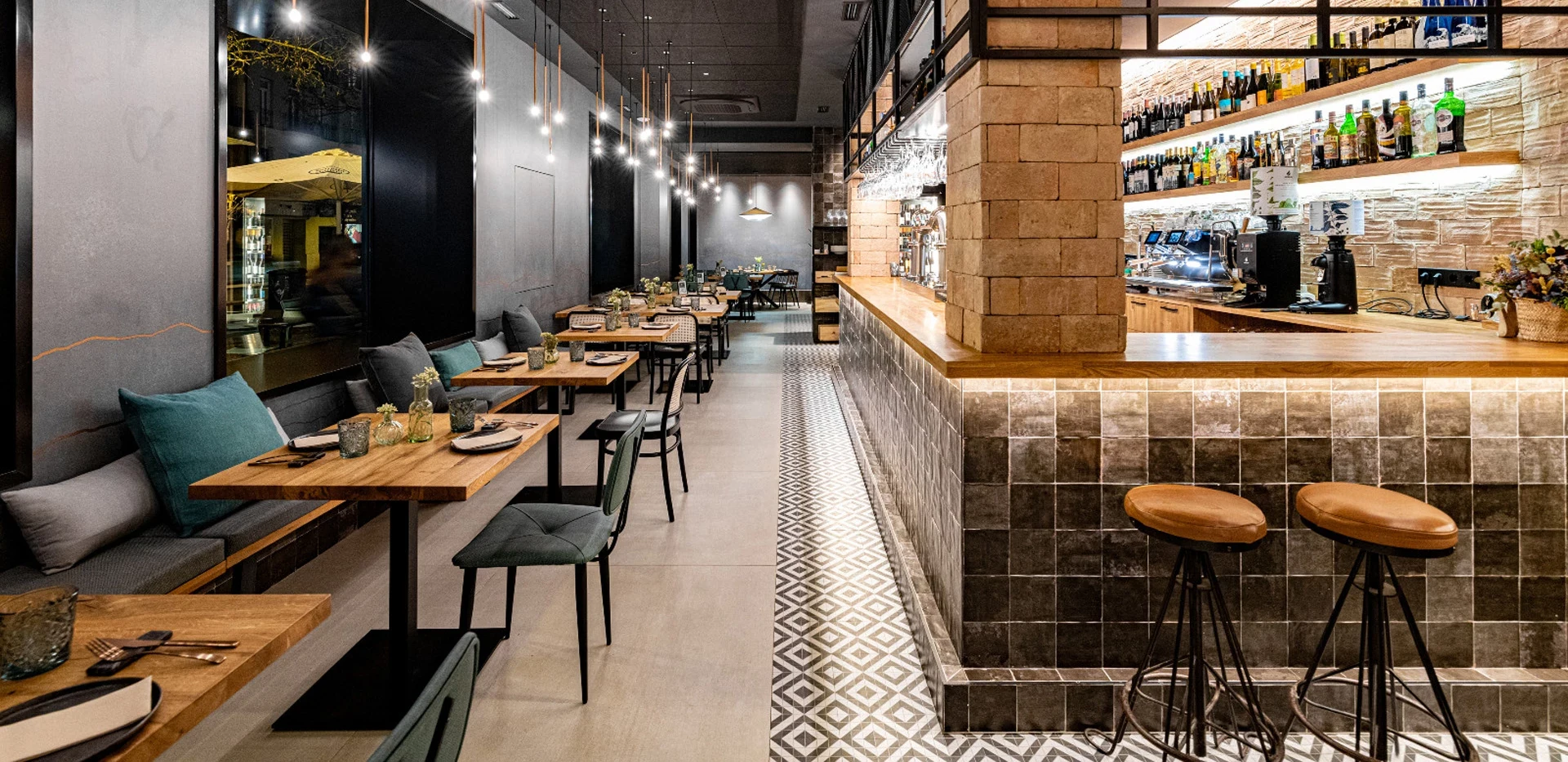 Comedor y barra de Ardacho con sillas de Casual Solutions junto a mesas de madera