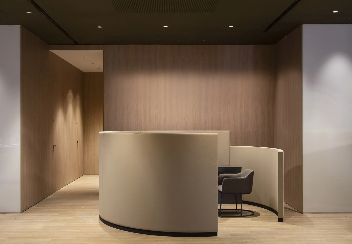 Mobiliario de atención y reunión en las oficinas All in one de CaixaBank Valencia