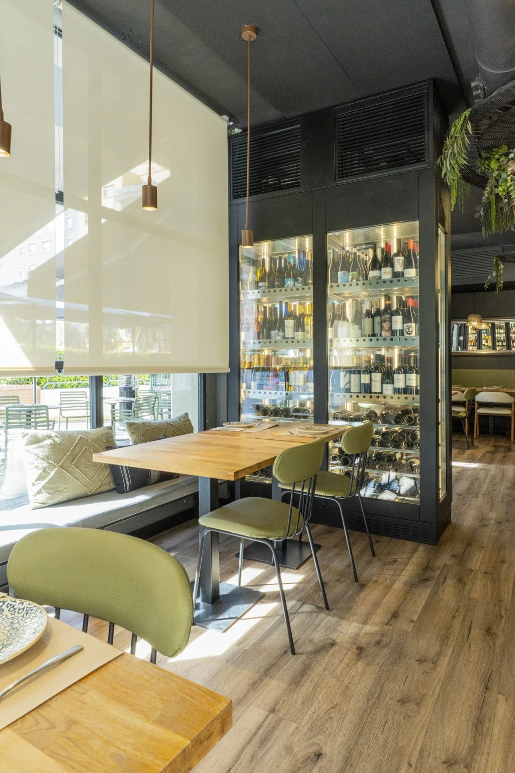 Mesas del restaurante Camaleón junto a los ventanales