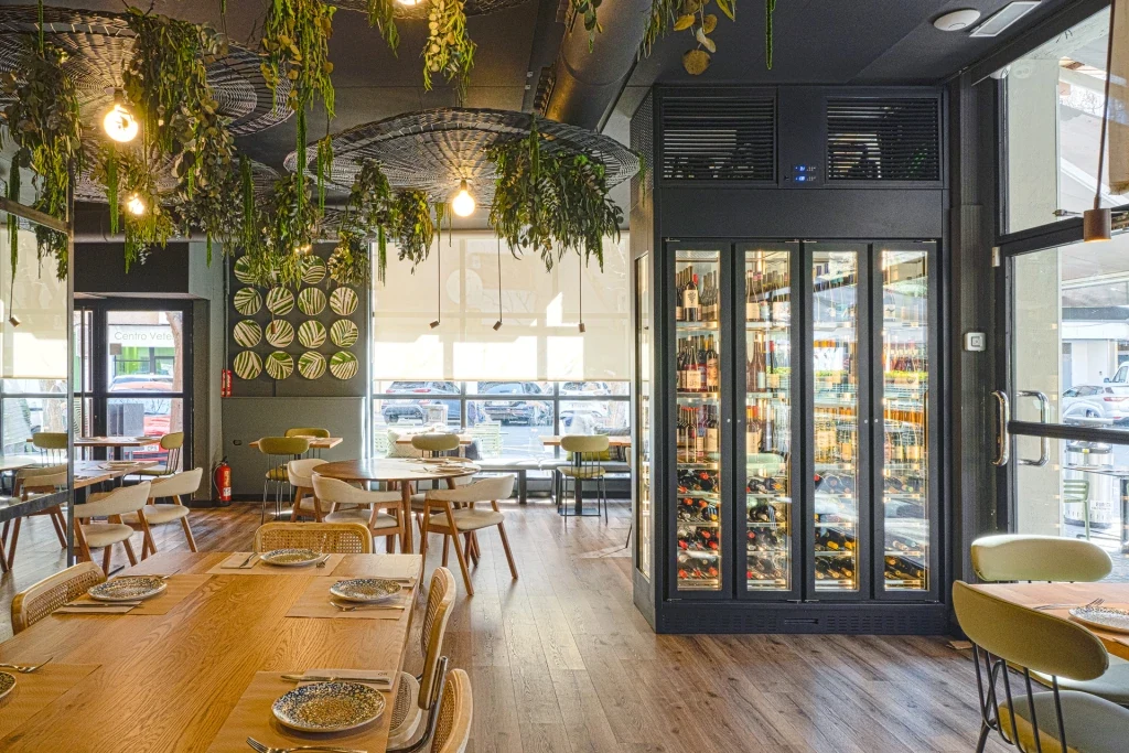 Vista del restaurante Camaleón con vegetación en el techo y mobiliario de Casual Solutions