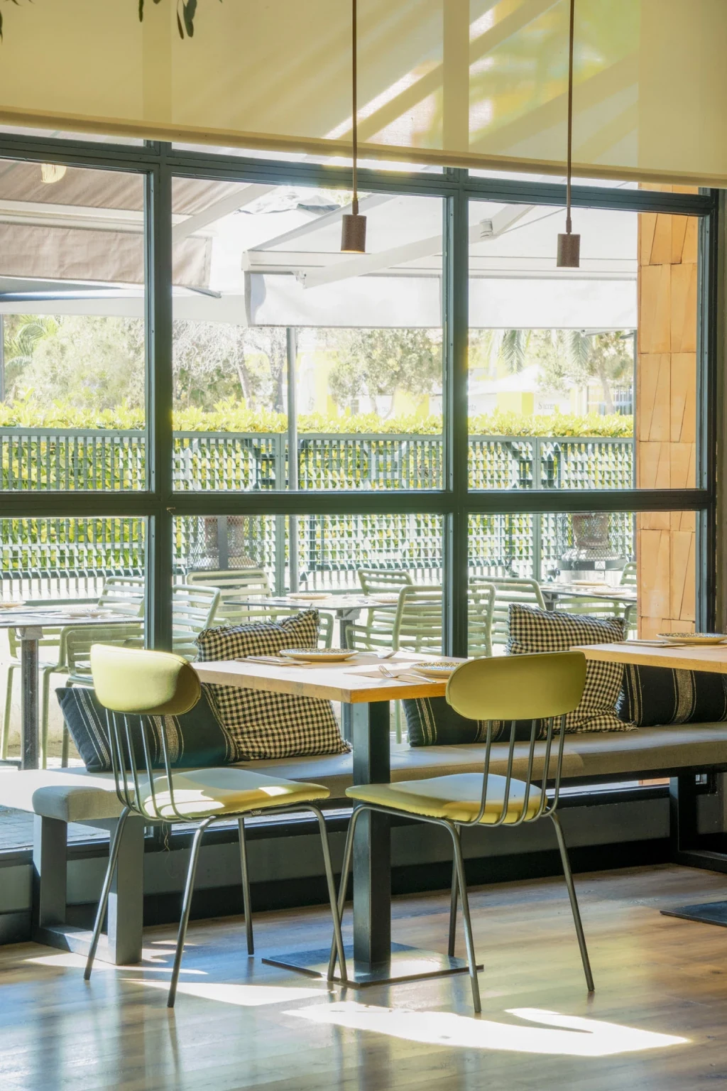 Detalle del comedor de Camaleón con sillas tapizadas y madera