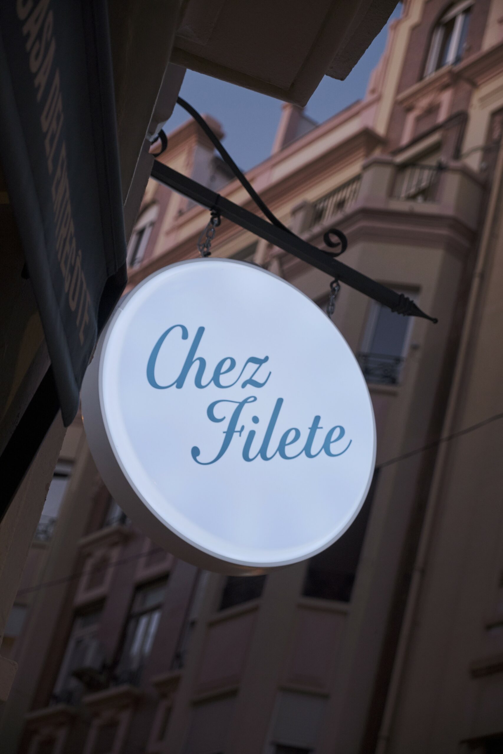 Rótulo de Chez Filete en la fachada del edificio modernista valenciano