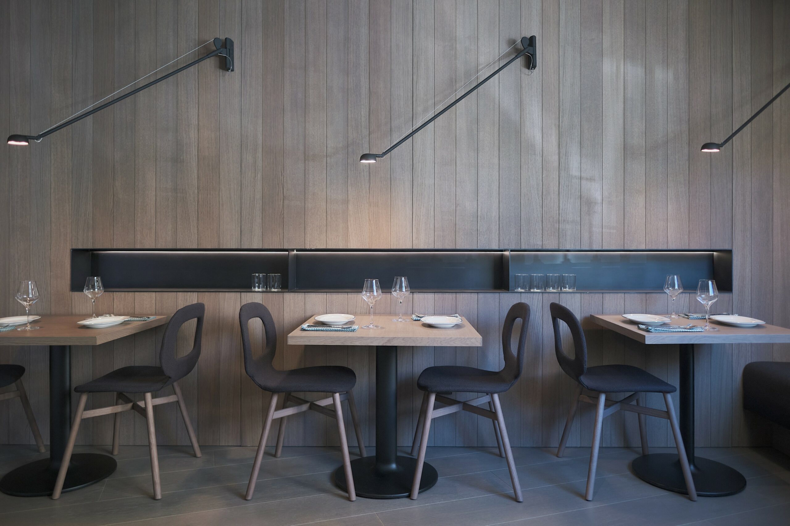 Sala del restaurante Chez Filete en Valencia con sillas de Blasco&Vila junto a un revestimiento de roble