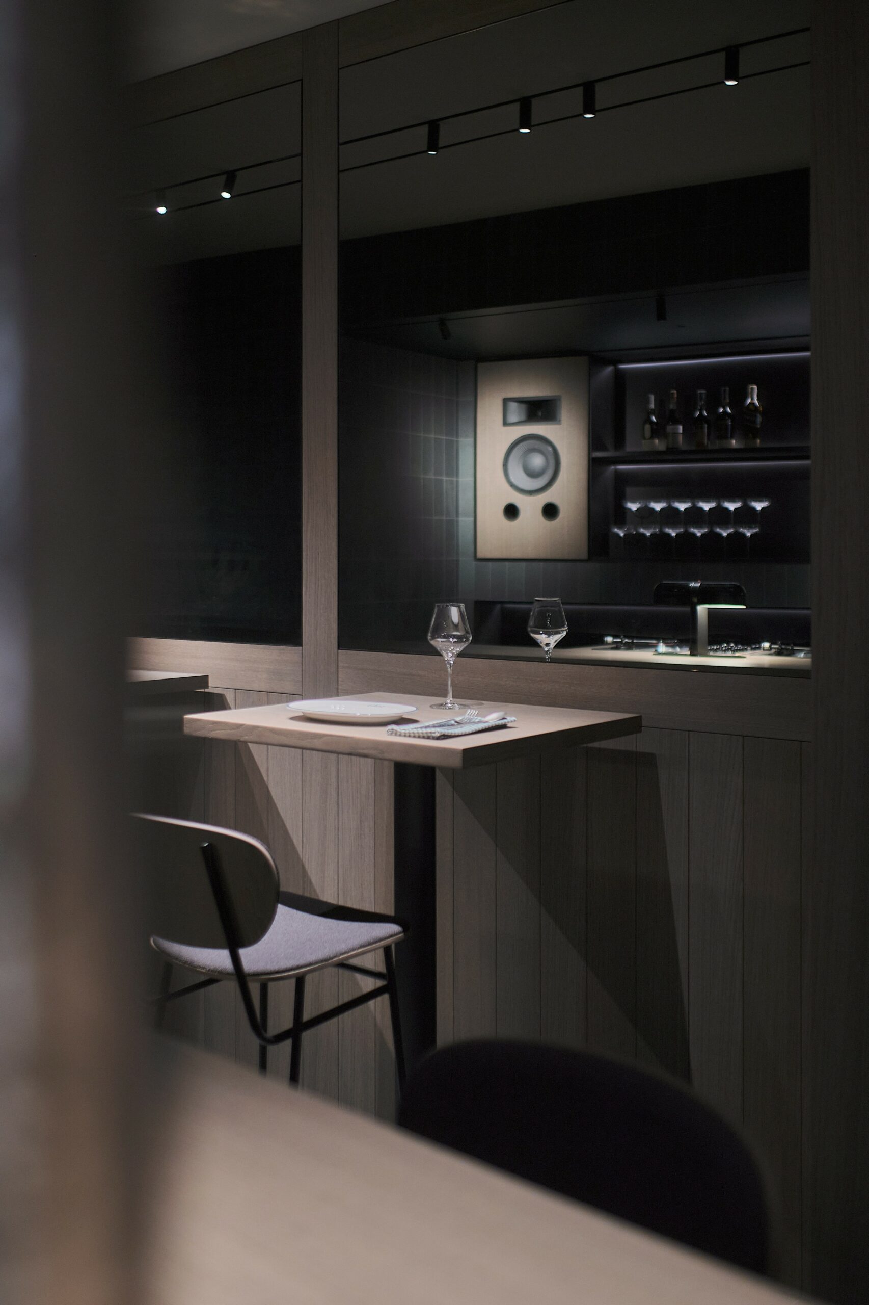 Mesa y asiento de Blasco&Vila junto a la zona de servicio de Chez Filete