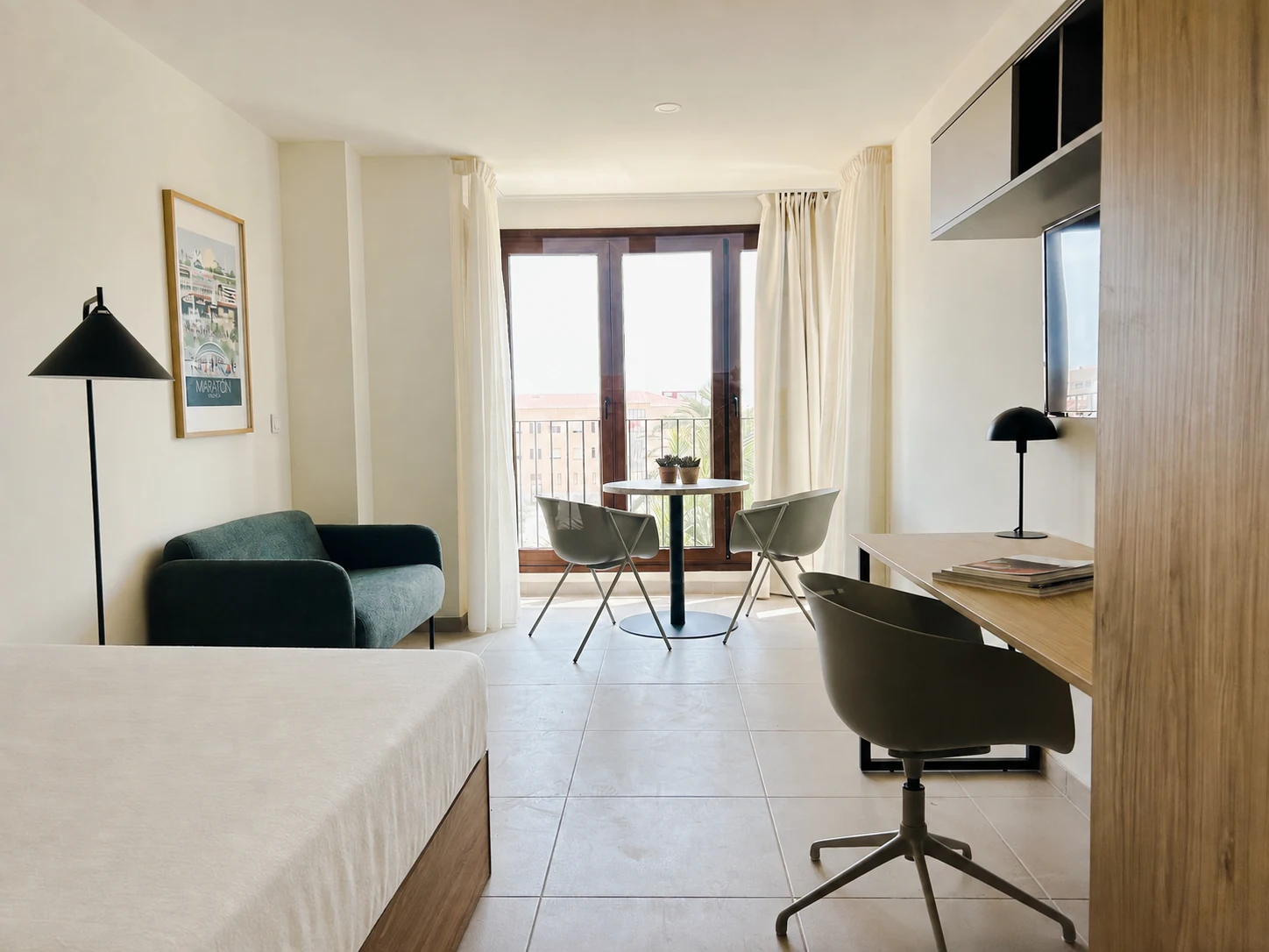 Zona de estar y trabajo del coliving Dr. Lluch en Valencia