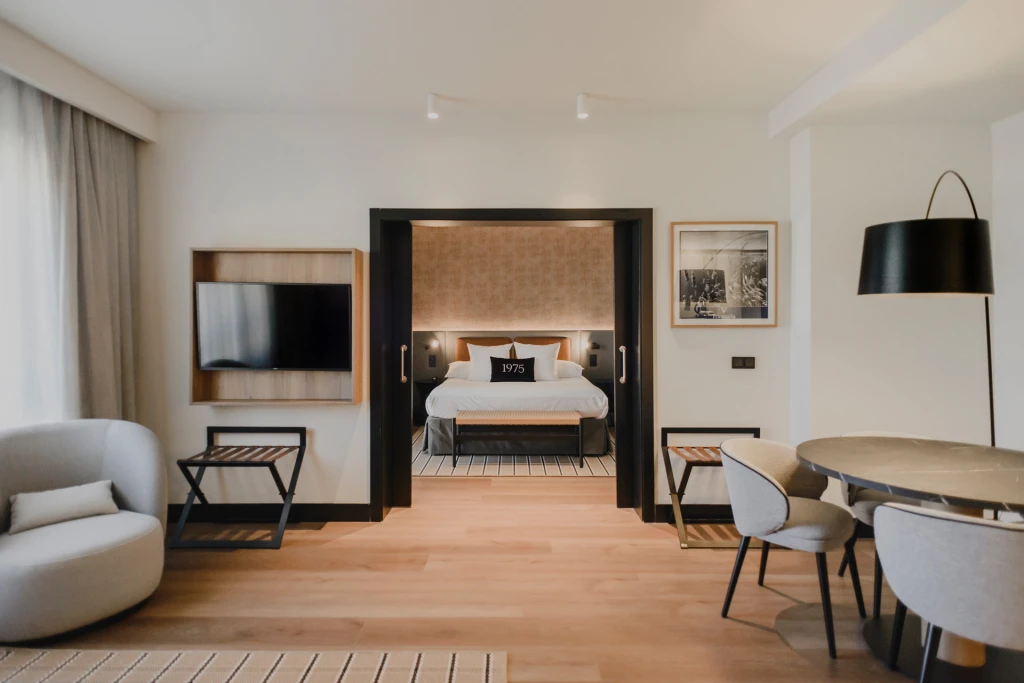 Habitación del Hotel Dimar con zona de estar y mobiliario de Casual Solutions