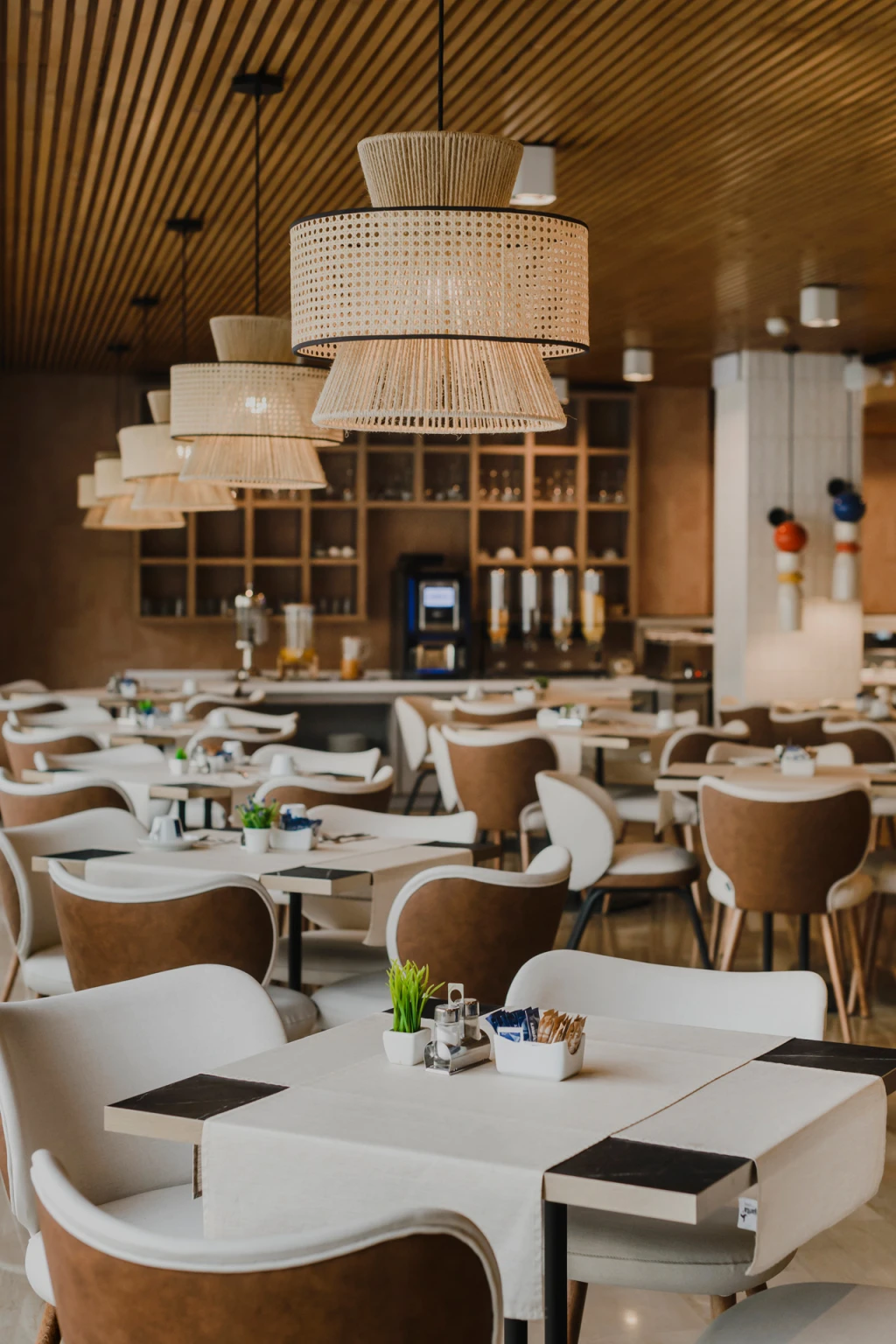 Detalle del comedor del Hotel Dimar con mobiliario de Casual Solutions
