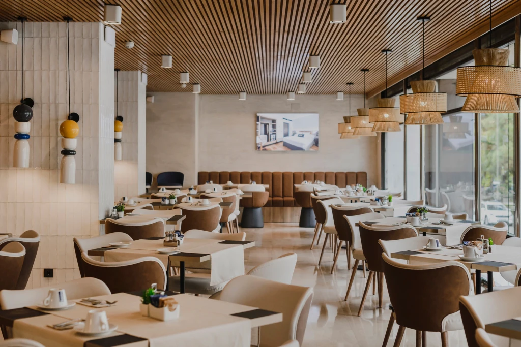 Comedor del Hotel Dimar con mesas y asientos de Casual Solutions