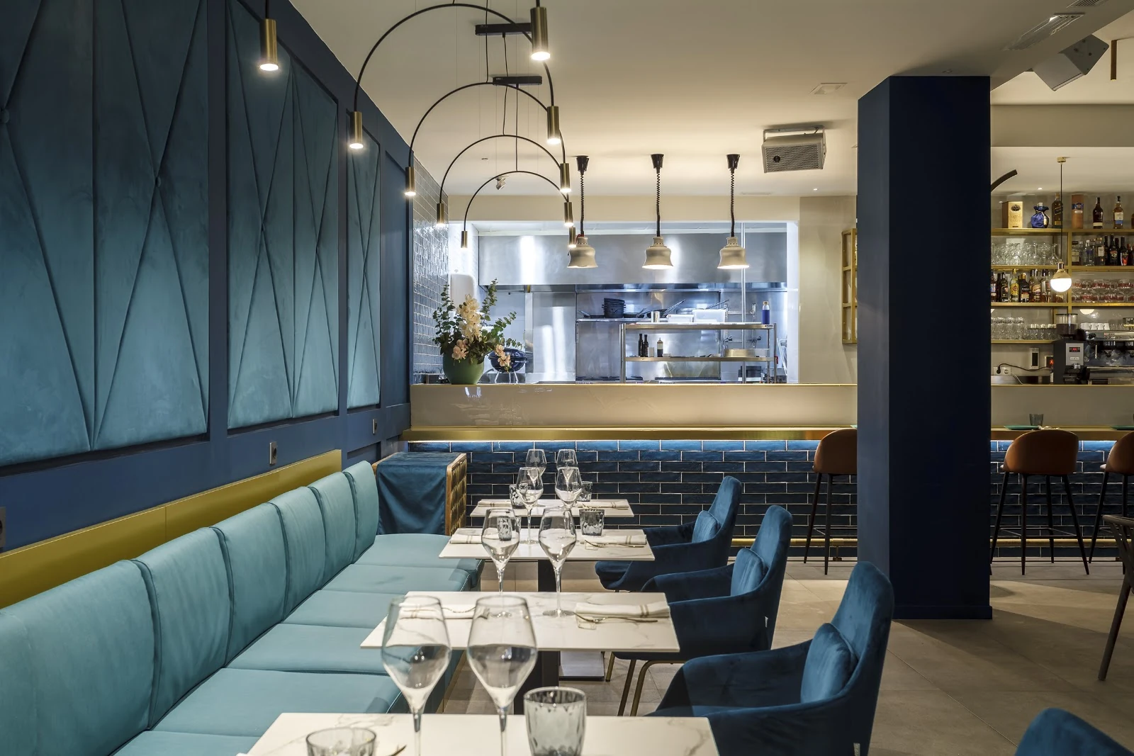 Mesas y butacas azules en el comedor de Escena