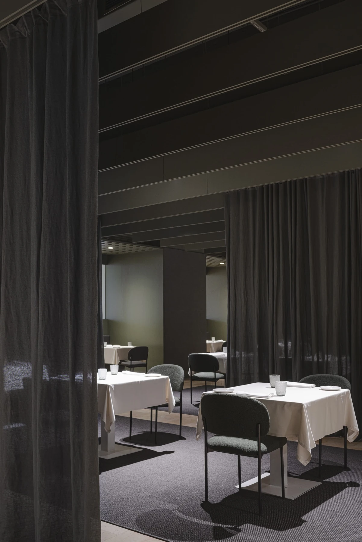 Detalle de las mesas y sillas tapizadas en el restaurante Habitual