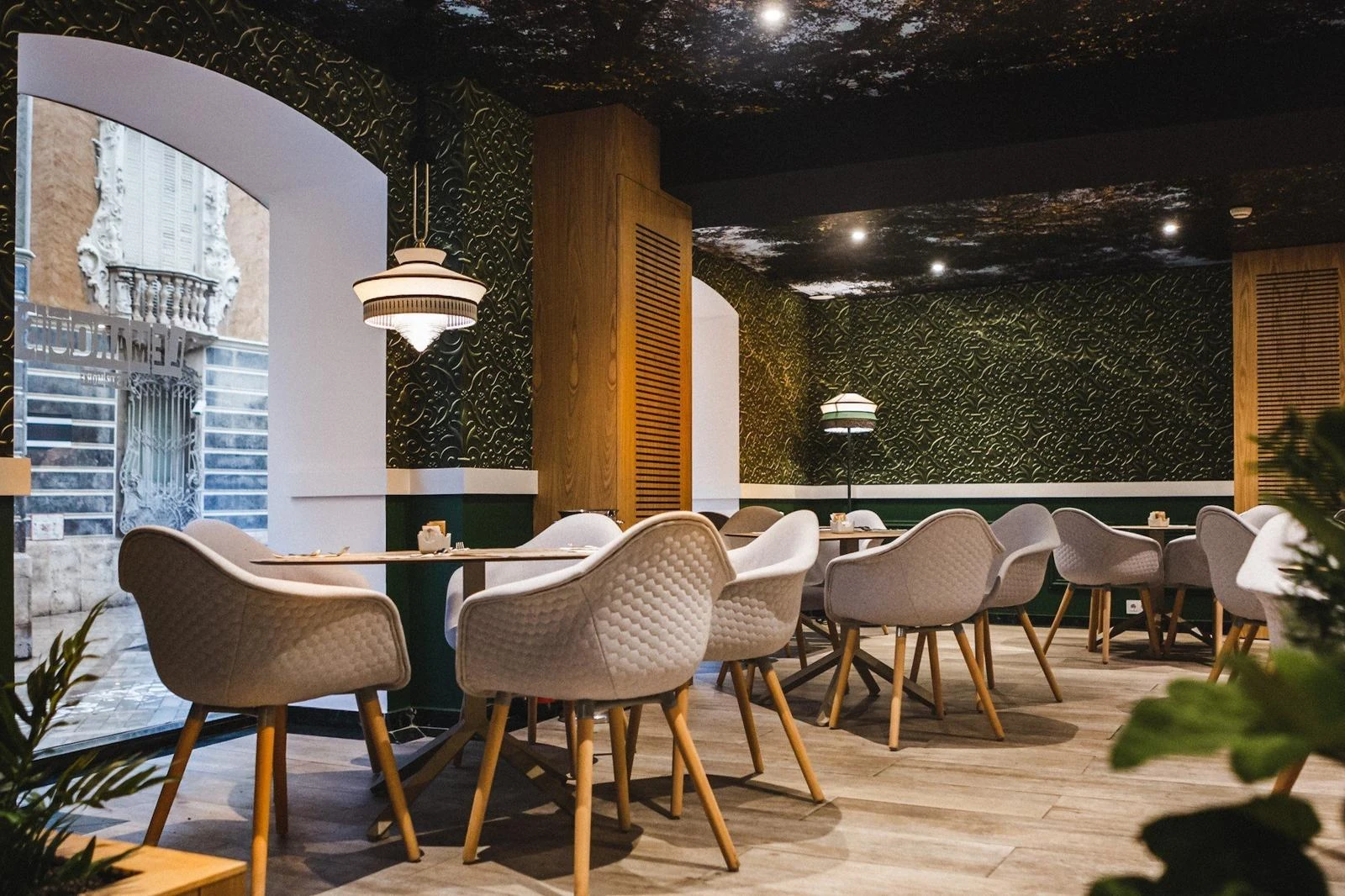 Mesas y asientos del restaurante Le Marquis del Hotel SH Inglés de Valencia