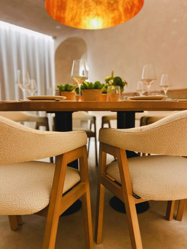 Sillas tapizadas y mesa de comedor en La Mar by Portolito