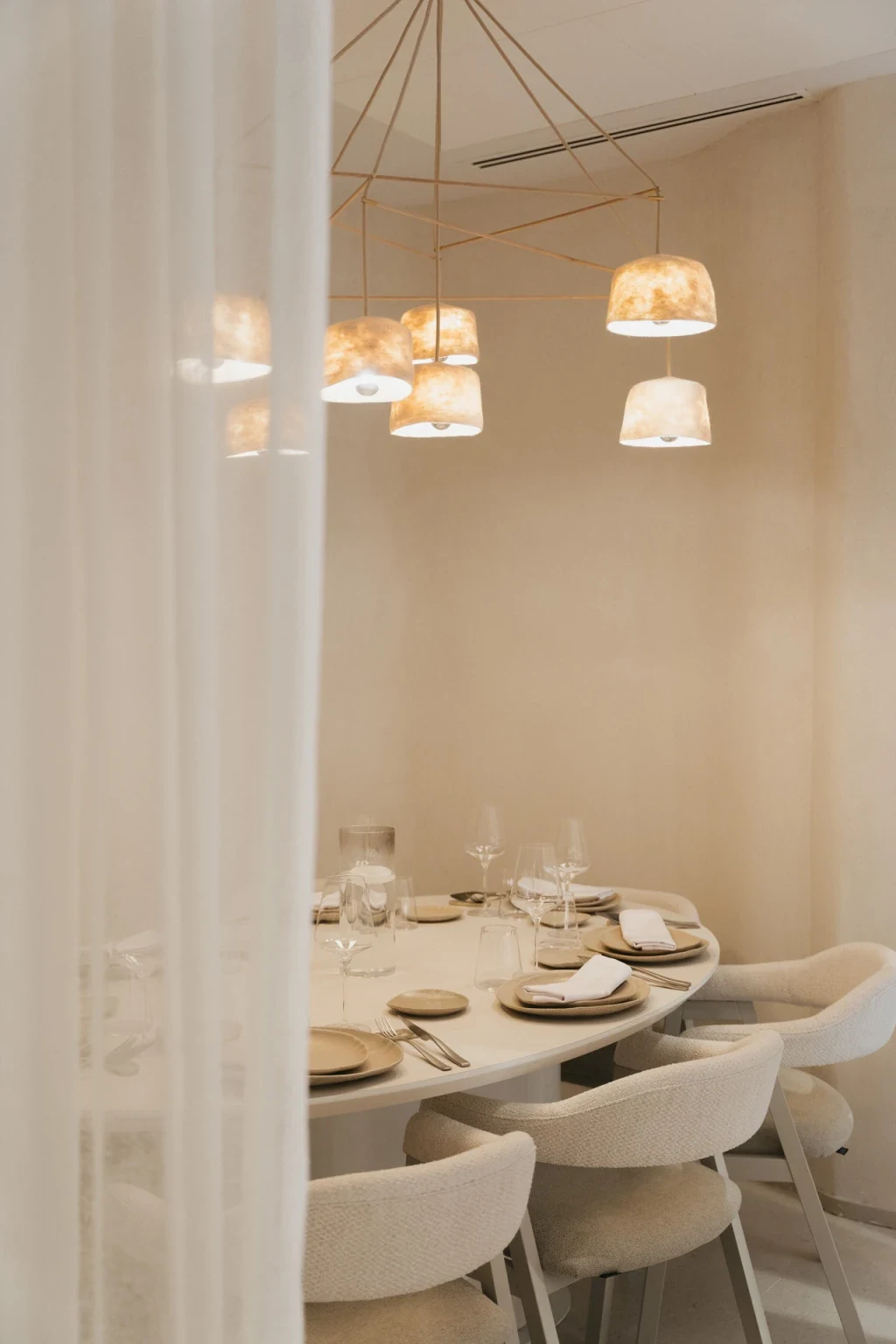 Acceso al comedor de El Portón de Sorní y su mobiliario tapizado