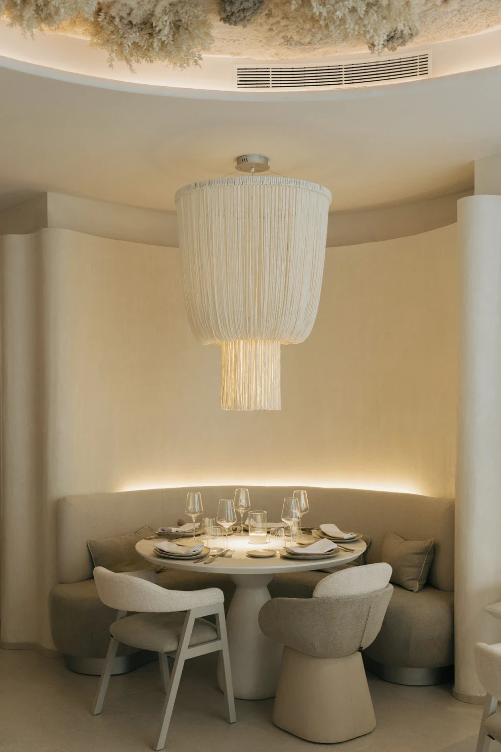 Zona de comedor de El Portón de Sorní con formas curvas y tonos claros