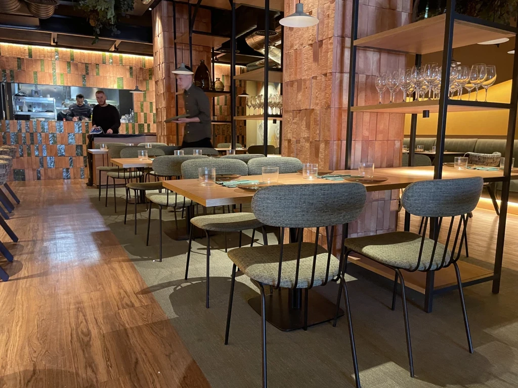 Restaurante Raro · Mobiliario de Casual
