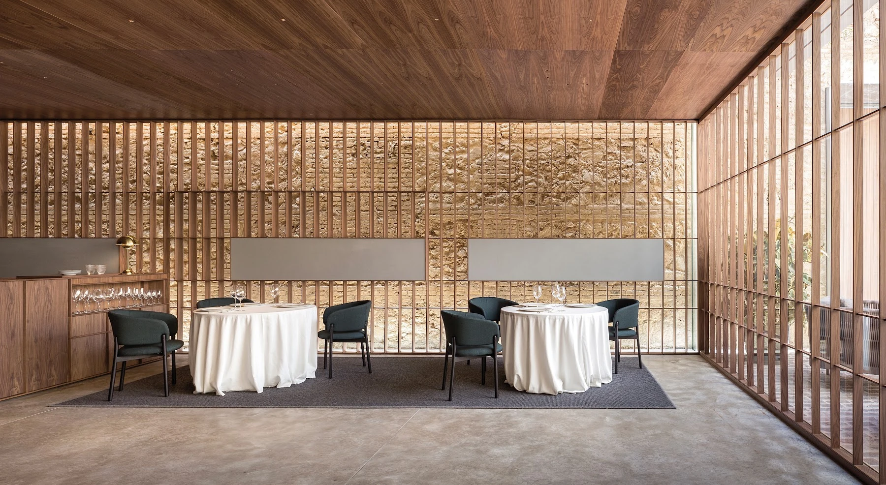 Mesas y butacas RC en el comedor de Ricard Camarena Restaurant, Bombas Gens