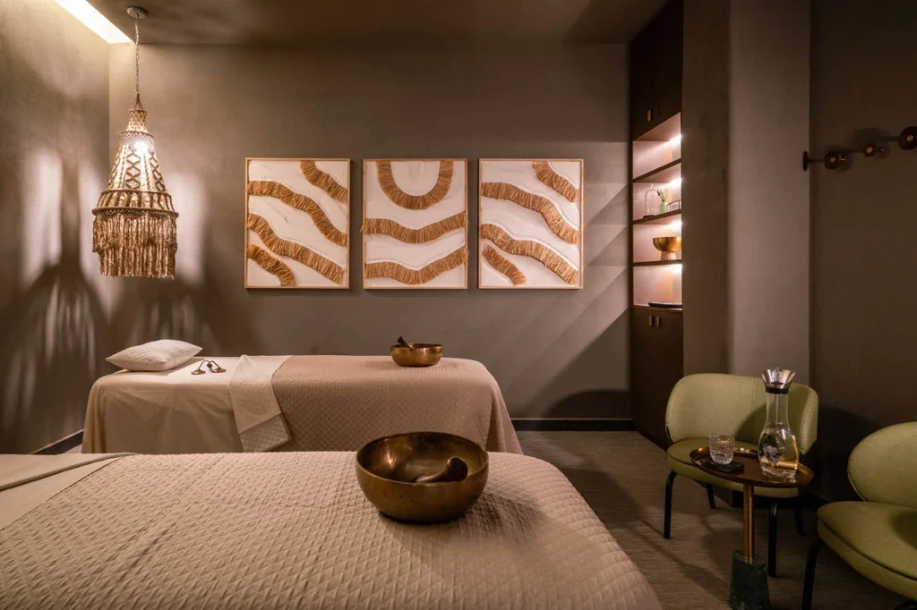 Habitación del Hotel Ritual de Terra con mobiliario tapizado