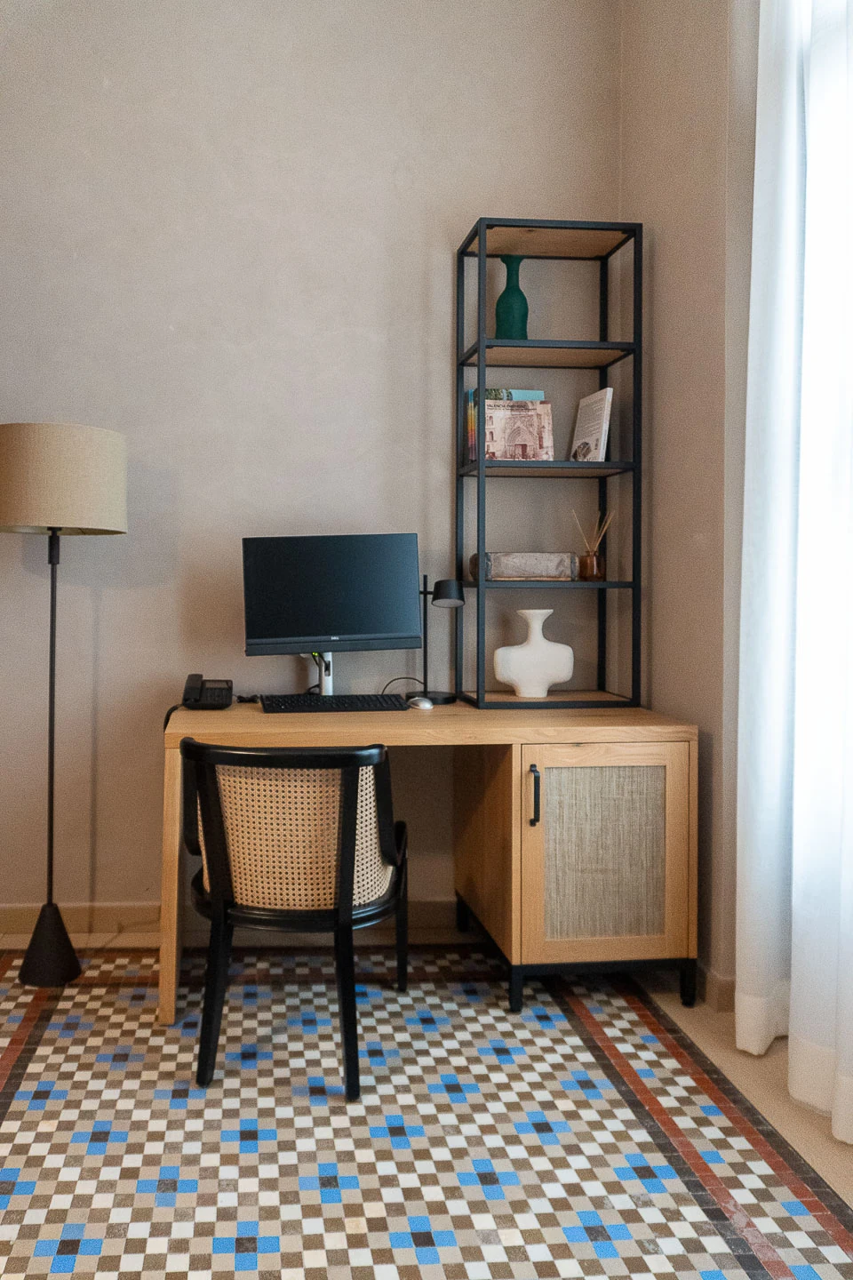 Escritorio de madera y silla en una habitación del Hotel Tradere