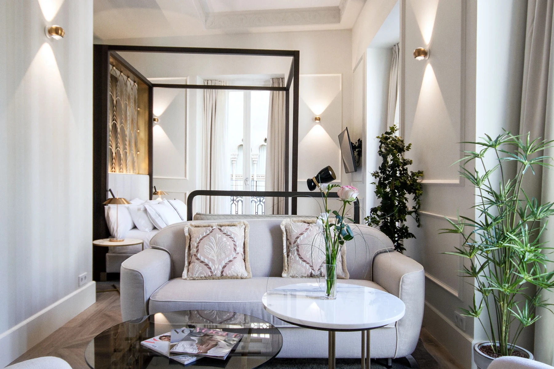 Zona de estar con sofá y mesas auxiliares en una suite del Hotel Palacio Vallier