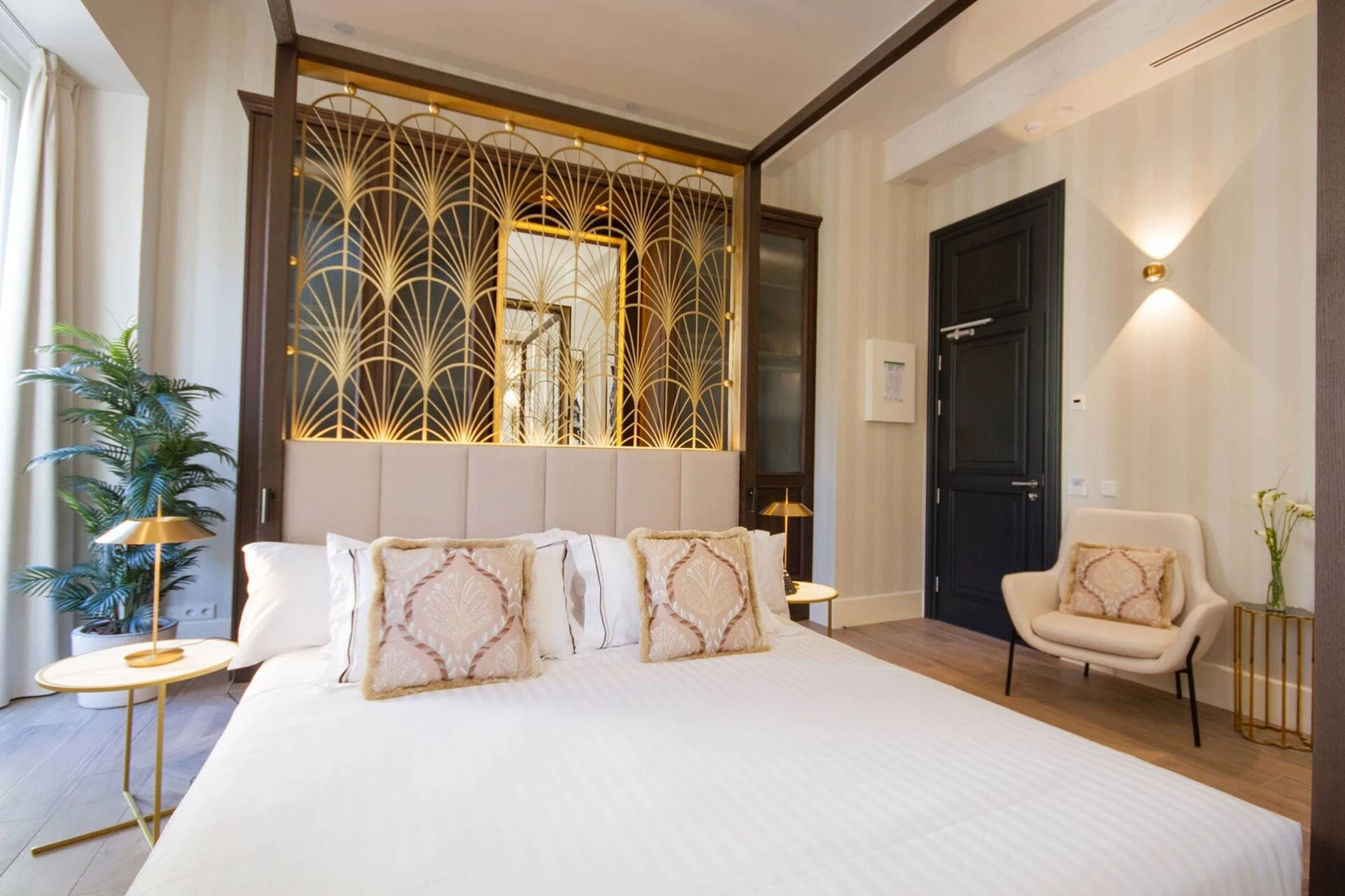 Habitación del Hotel Palacio Vallier con butaca Amè junto al ventanal