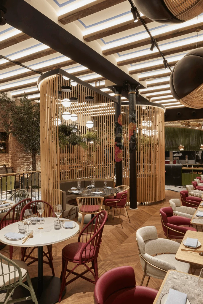 Mesas y sillas del comedor principal de Vaqueta, con interiorismo de Janfri & Ranchal