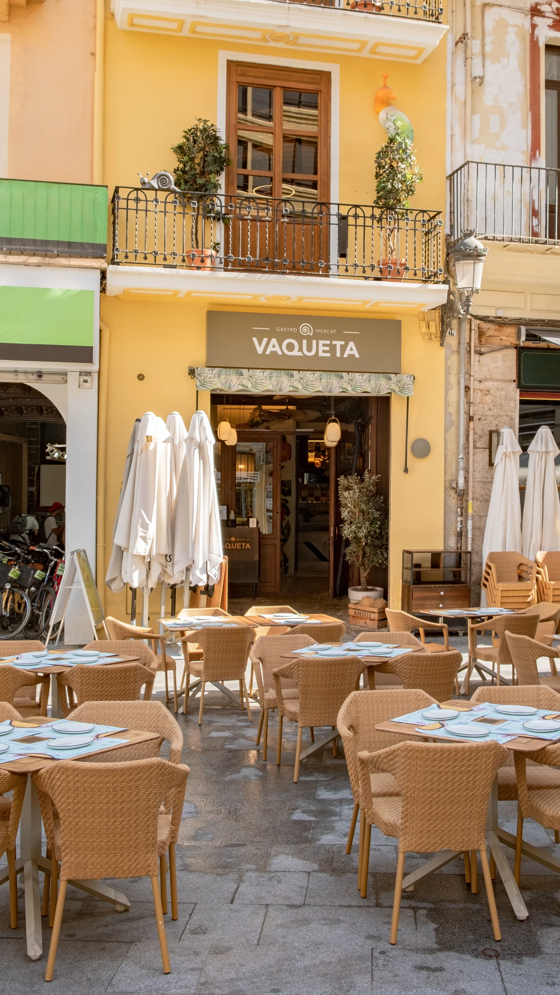 Vaqueta Gastro Mercat · Mobiliario de esTABLEes