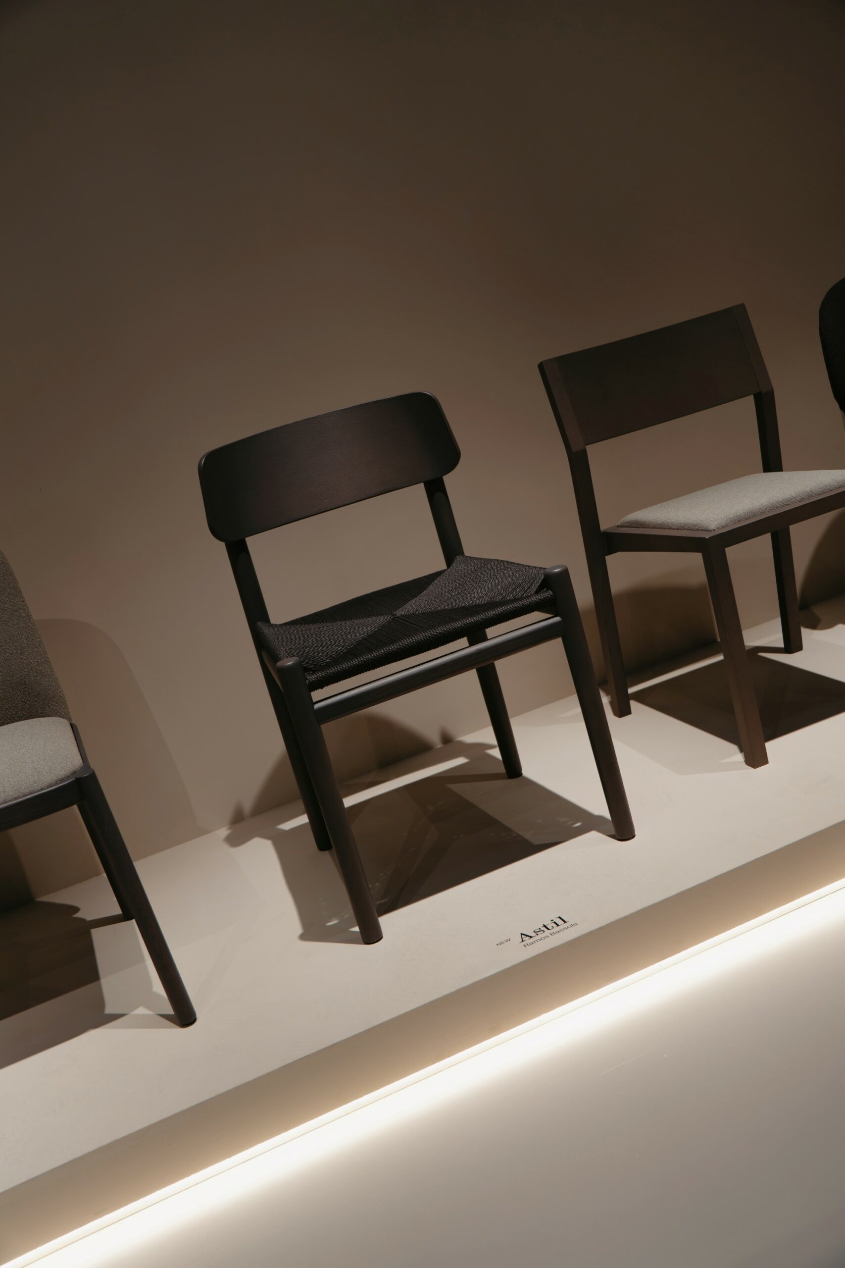 Sillas ASTIL de Ramos Bassols en el stand de Blasco&Vila en Hábitat 2026